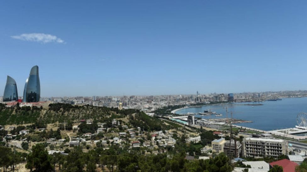 Терезеден жалаңаш қыз қарады