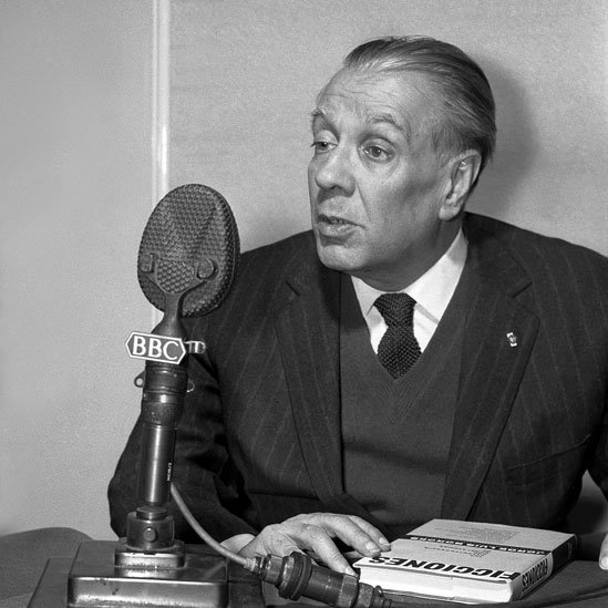 Jorge Luis Borges frente a un micrófono de la BBC en 1963