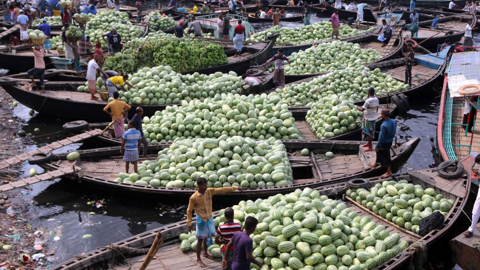Qoshnisi shahvoniy kiyimda pollarni yuvadi. Rasmlarda koz qovoqlari jinsiy aloqa