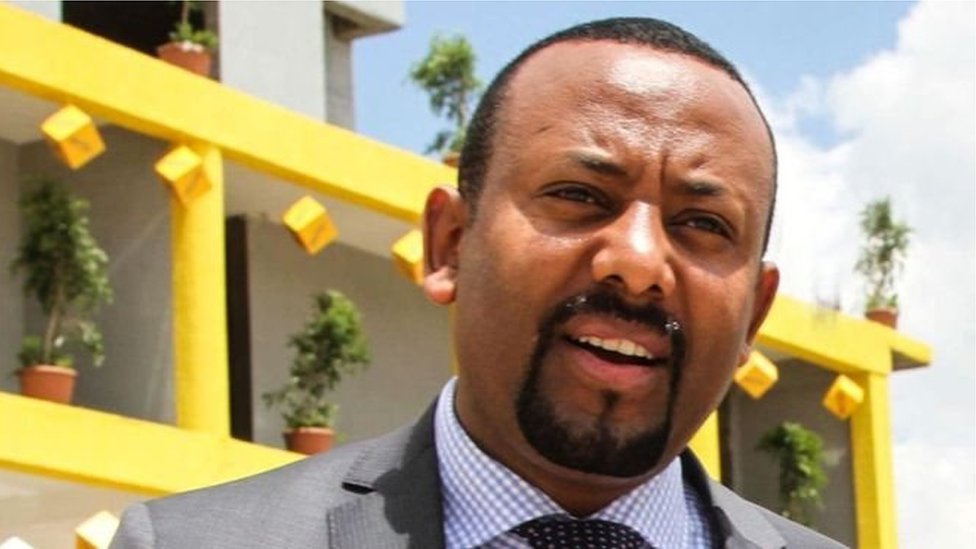 Joja yigitning yuziga tushdi Katta xoroz tomonidan sikilgan qiz surati