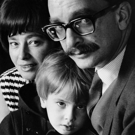 Guillermo Feltrinelli, su esposa y su hijo Carlo. (Foto: ©Herederos de Ugo Mulas)