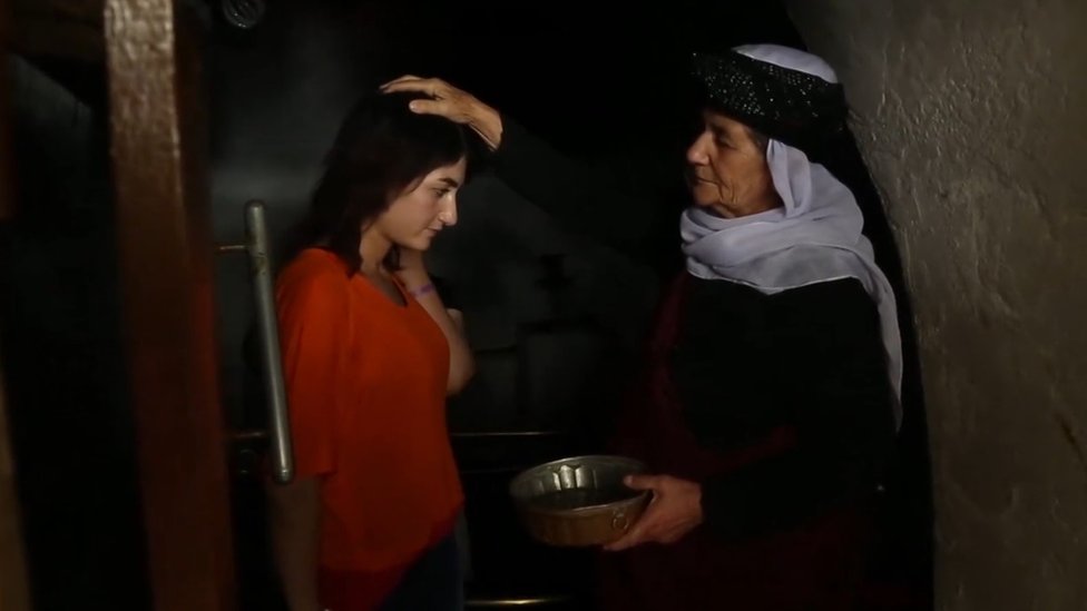 Yalang xorozda qizlar