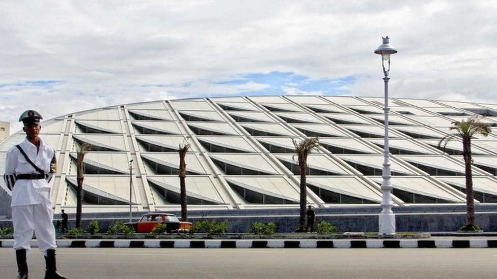 شرطي أمام مكتبة الأسكندرية