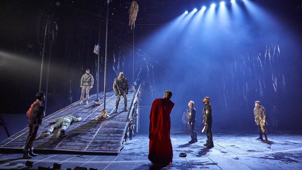 Escena de la obra Macbeth de William Shakespeare que se desarrolla en el Teatro Nacional en Londres. (Foto: gentileza National Theatre)