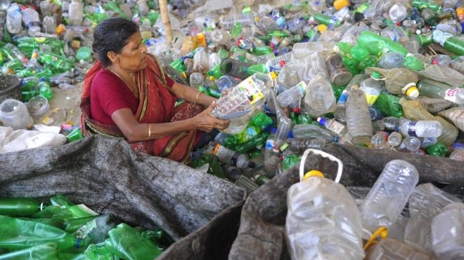 Ayollar hojatxonasidagi axlatxonadan qarash