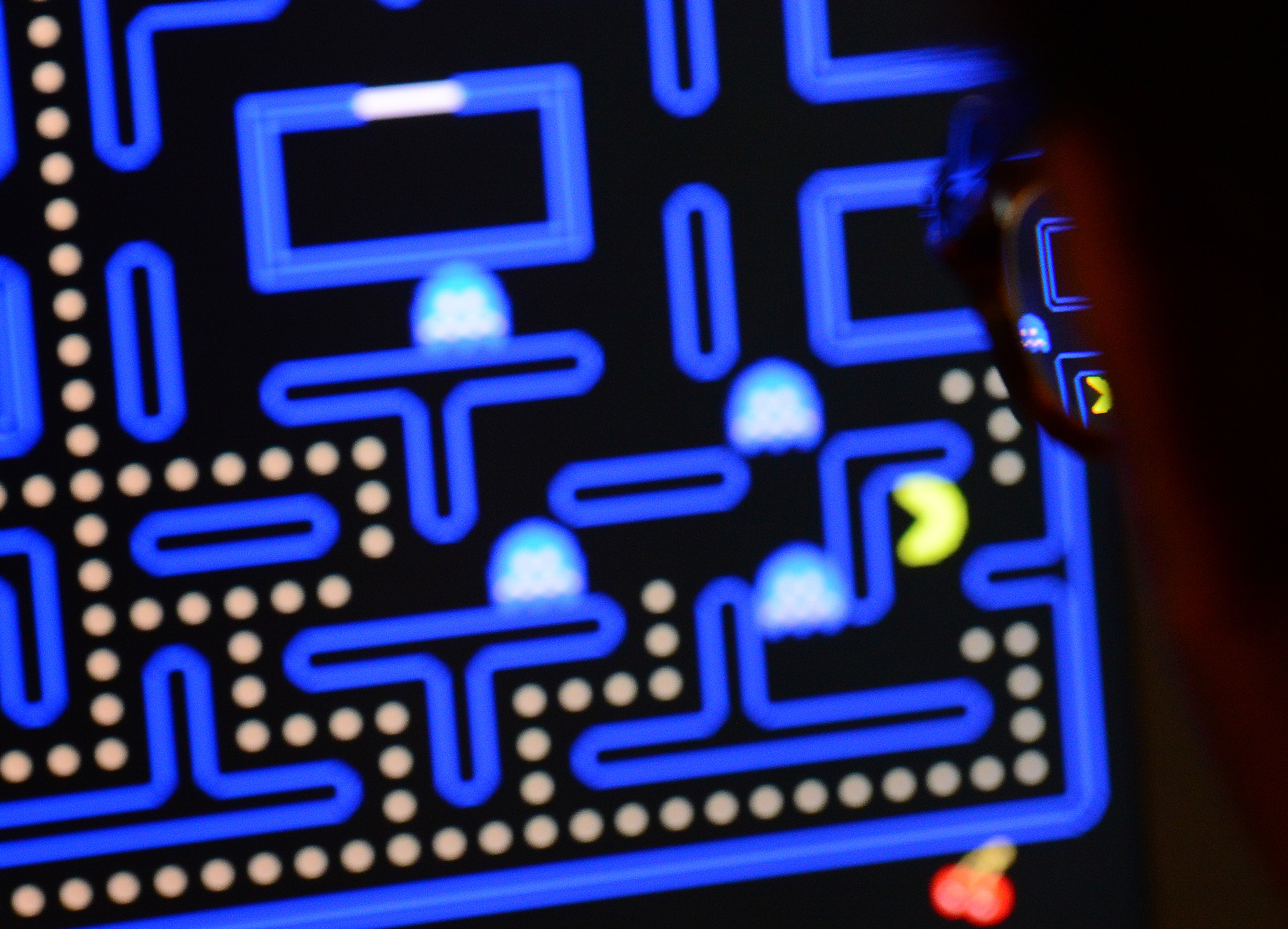 joven jugando a Pac-Man