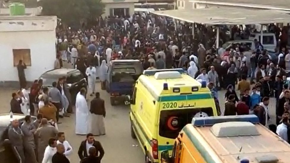 El ataque del 24 de noviembre en Bir al-Abed causó al menos 270 muertos. Ambulancias junto al lugar del ataque en Bir al-Abed.