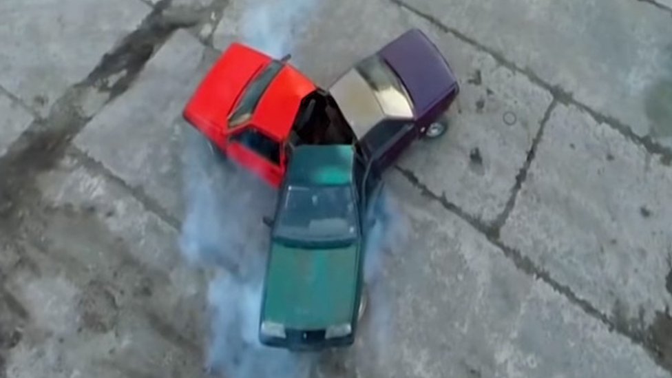 Russians build three-car fidget spinner