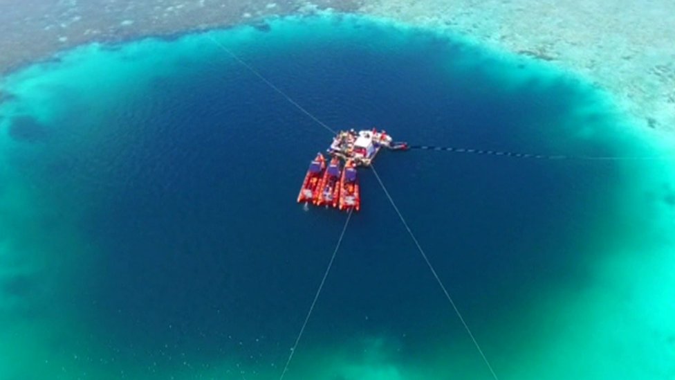 Mira este increíble vídeo aéreo del agujero azul