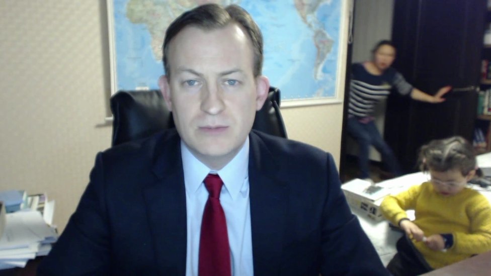 La esposa de Kelly entró aceleradamente en la habitación para sacar a los niños.