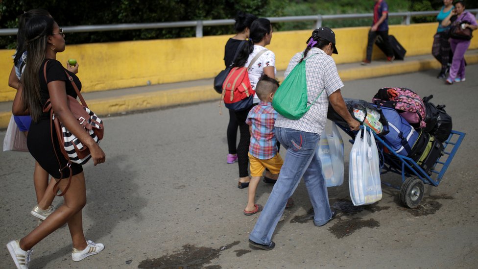 Venezolanos cruzan a comprar a Cúcuta