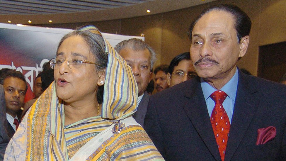 U balkonda yalangoch holda suratga tushdi.