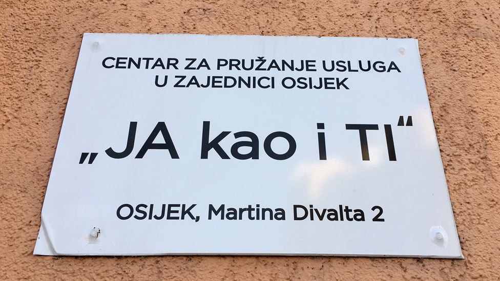 Cartel con el nuevo nombre del centro.