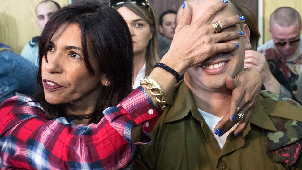الجندي الإسرائيلي إيلور عزاريا وأمه في المحكمة