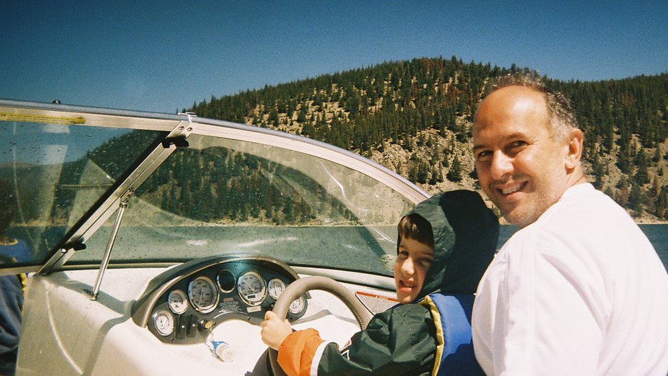 Jason, el marido de Celia, trabaja como consultor informático. En esta imagen de 2006 posaba junto a su hijo Christian. (Foto cortesía de Celia Randolph).