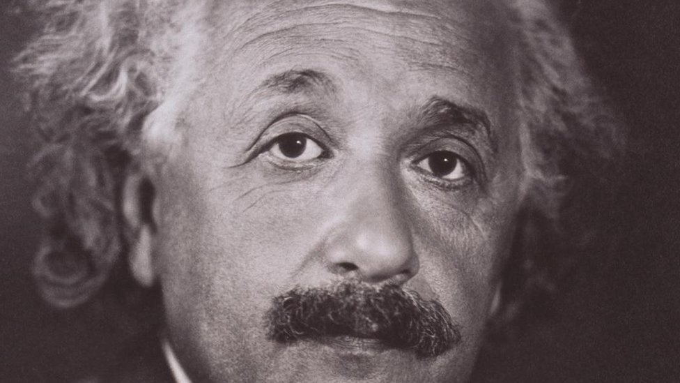 Por que o Albert Einstein fica mais forte quando viaja? - Charada