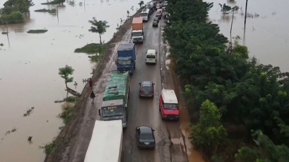 Nigerians escape massive floods on top of cars