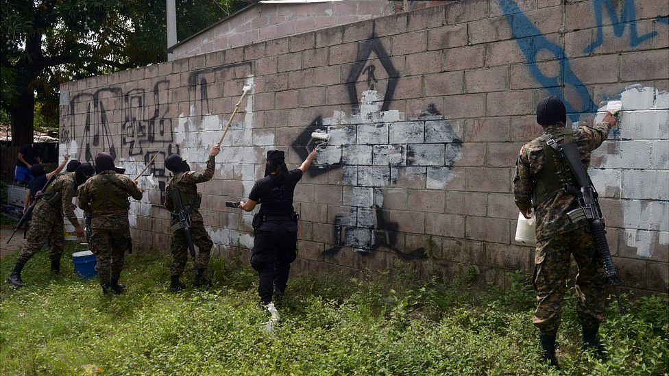 Militares tapan con pintura graffitis de la Mara Salvatrucha.