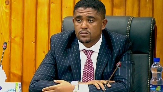 Kochada bir kishi jinsiy olatni korsatdi