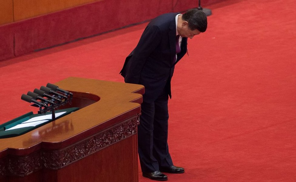 Los delegados en el congreso aplaudieron largamente al final del discurso de Xi Jinping. Xi Jinping saluda al congreso