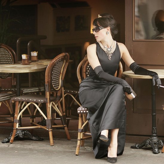 Una modelo con el vestido de Audrey Hepburn en Desayuno en Tiffany's