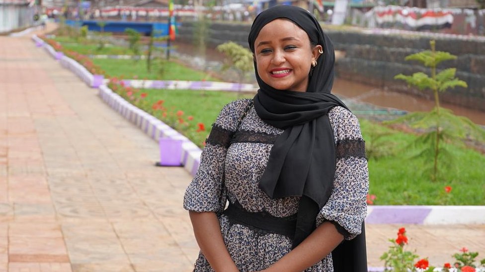 Yigit qiz dostining lablaridagi spermani yalab oldi. Nigeriyada fohishalik