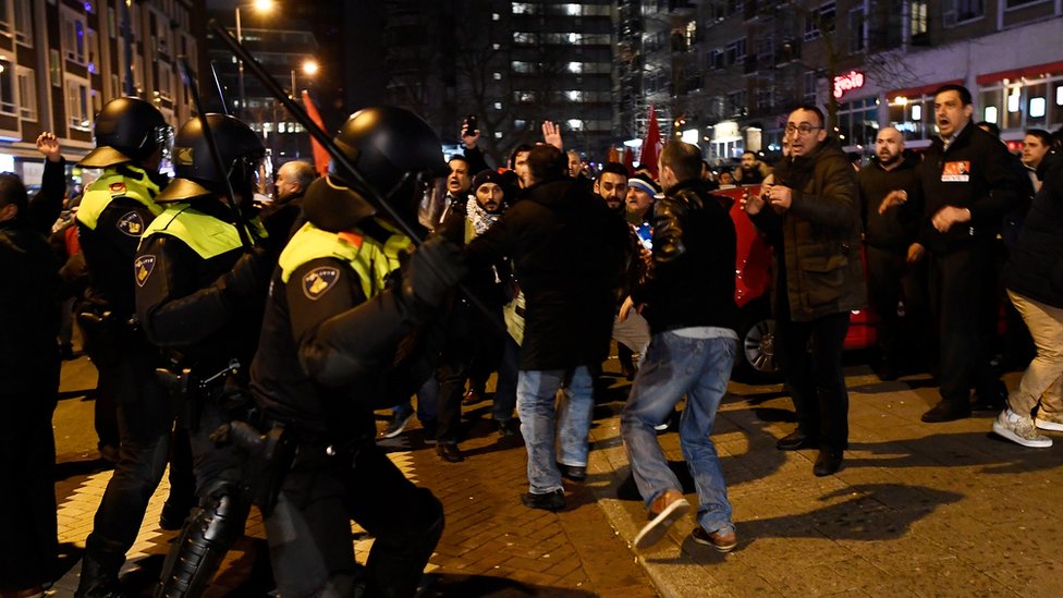 شهدت مدينة روتردام صدامات بين متظاهرين أتراك وشرطة مكافحة الشغب الهولندية