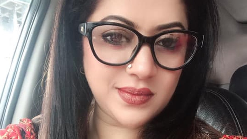 Meksikalik ayol eshagi bilan sikiladi (videoni tomosha qiling) Mini jinsiy aloqa mashinasi