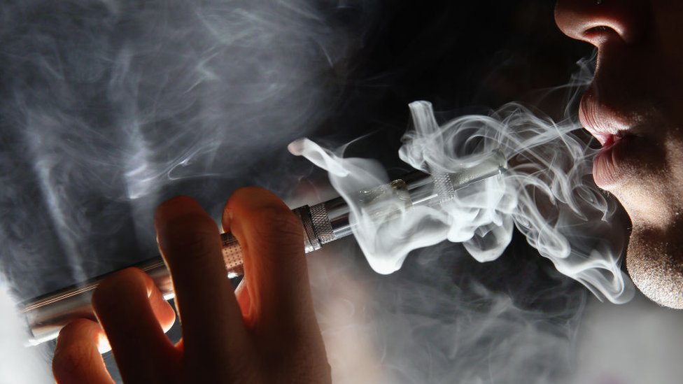 oro Trascender Revocación Cigarrillo electrónico: la "inexplicable enfermedad" que causó la primera  muerte asociada al uso de vaporizadores - BBC News Mundo