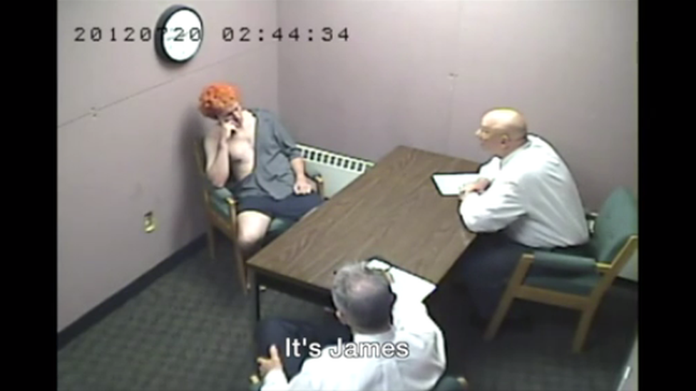 Imagen de cámara de seguridad del interrogatorio a James Holmes.
