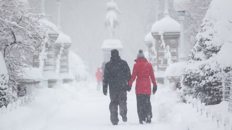 Las imágenes de la tormenta de récord que cubrió de nieve el noreste de  EE.UU. - BBC News Mundo