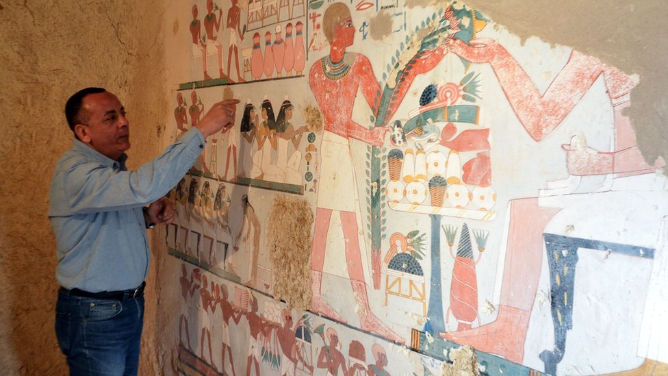 El director de Antigüedades de Luxor, Mustafa al-Waziri, muestra los coloridos murales dentro de la tumba.