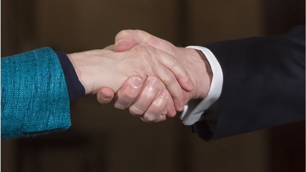 Жаңа порно Порно өгей анасы ұлының бетіне отырып, оған берді