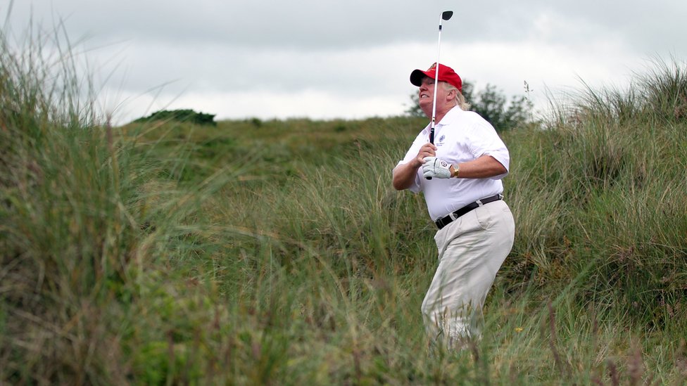Donald Trump juega al golf.