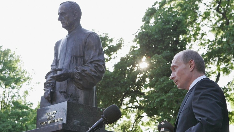 بوتين يكشف الستار عن تمثال لمعلمه وعمدة سانت بطرسبيرغ، أناتولي سوبتشاك، في يونيو/حزيران 2006