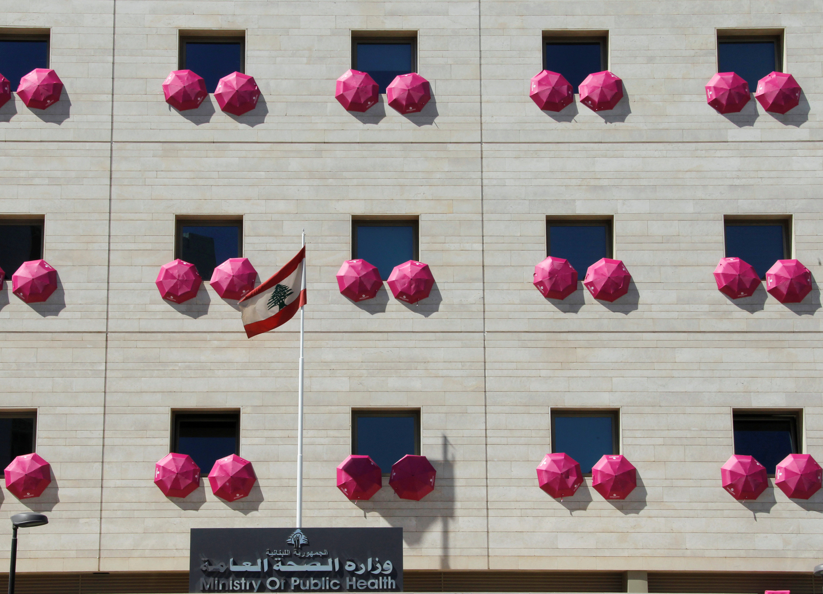 Edificio con paraguas rosados