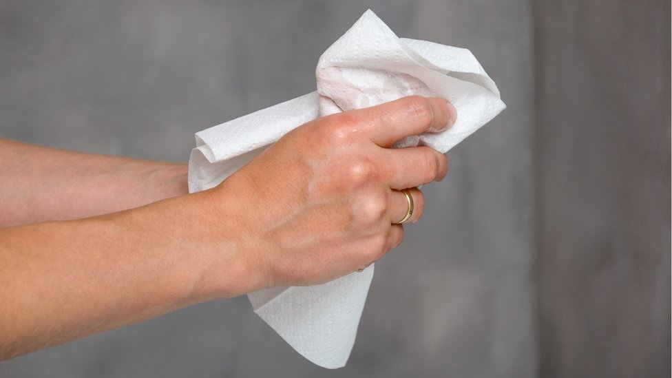 Regaño Buen sentimiento Buzo Coronavirus: por qué secarse las manos es tan importante como lavárselas  para evitar la propagación del covid-19 - BBC News Mundo