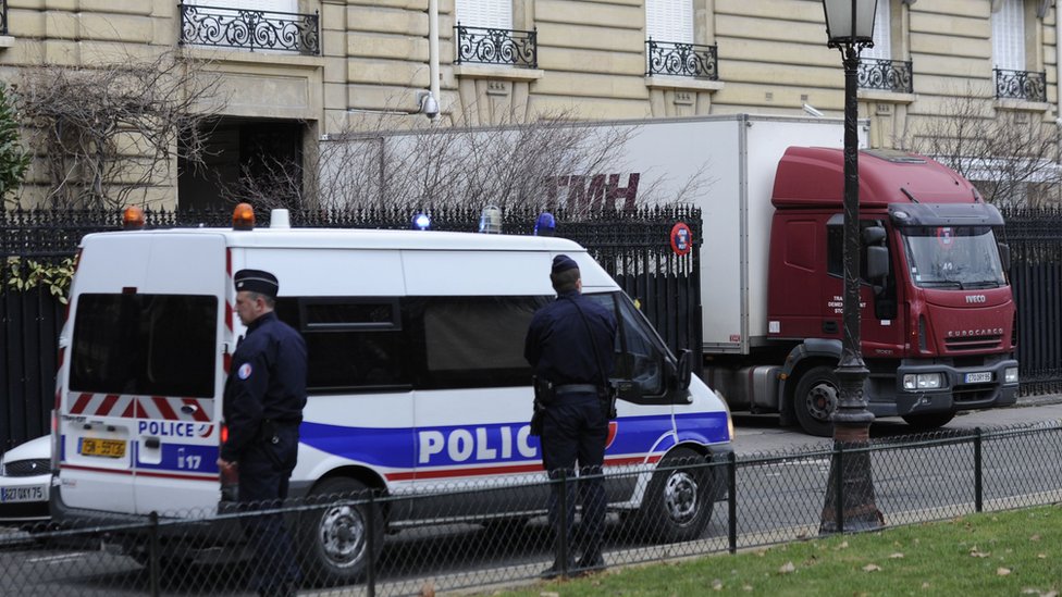 La policía francesa investigó en 2012 la mansión de "Teodorín" Obiang en la avenida Foch de París. Un camión de la policía francesa investiga la mansión de "Teodorín" Obiang en la avenida Foch de París.