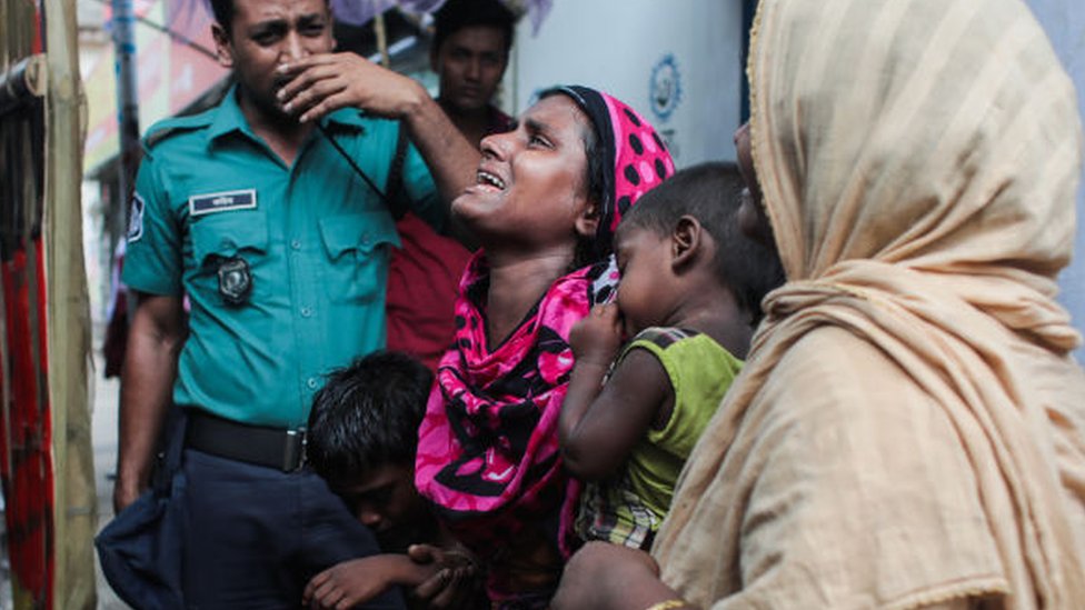 Ular porno disklarning fotosuratlarini berishadi