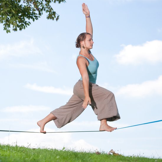Mujer haciendo slackline