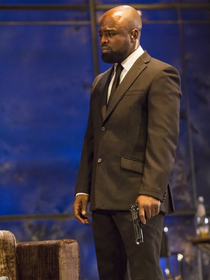 Michael Balogun durante una escena de The Winter's Tale, de William Shakespeare mientras estudiaba en RADA (Foto: gentileza RADA)