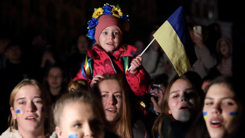 Ukrainians celebrate recapture of key city Kherson