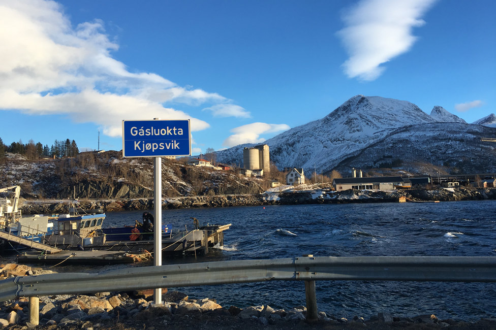 Un cartel que indica Kjopsvik (con el nombre Sami, Gasluokta)