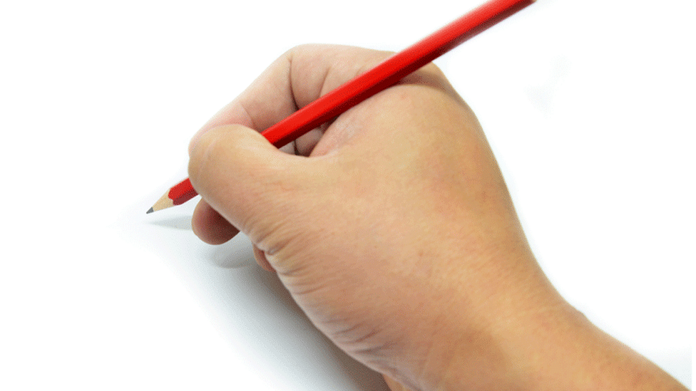 طفل يكتب بالقلم