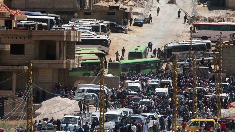 لاجئون سوريون يتجمعون قر حافلات ستقلهم من عرسال إلى إدلب