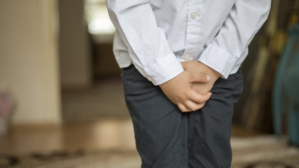 Hombre aguantando las ganas de ir al baño