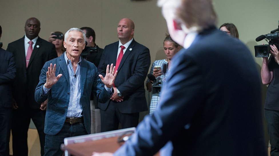 Jorge Ramos aborda al entonces candidato presidencial republicano, Donald Trump.
