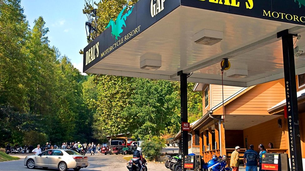 Екі адам брюнетканы трасса Екі адам брюнетканы трасса