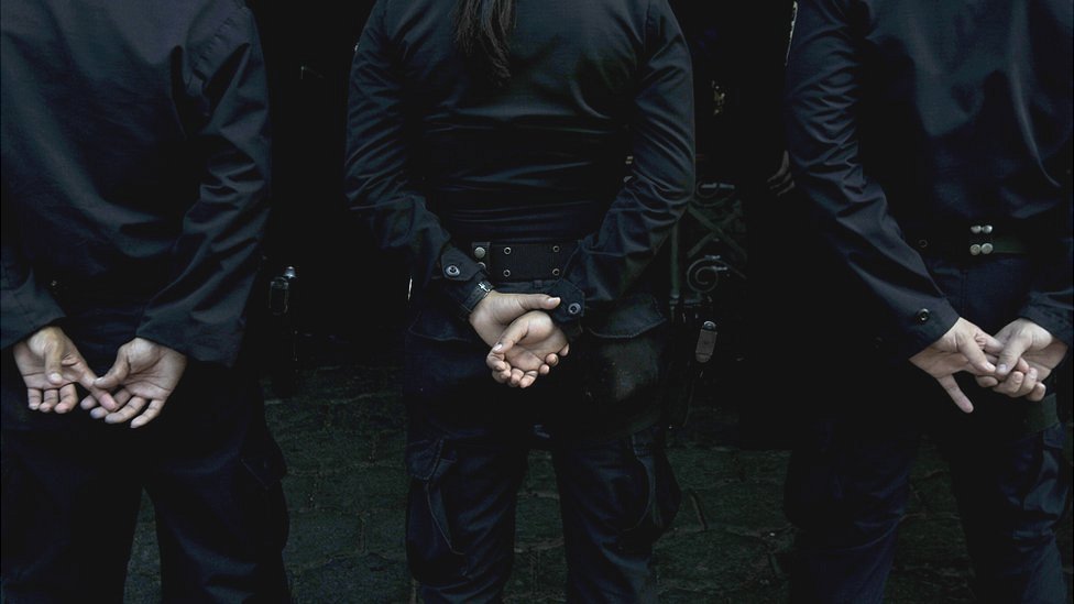 Policías en el entierro de uno de sus compañeros.