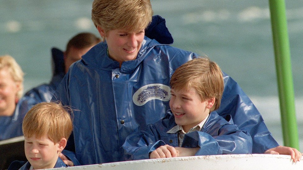 哈里王子（左）、威廉王子（右）與戴安娜王妃（中）（1991年）